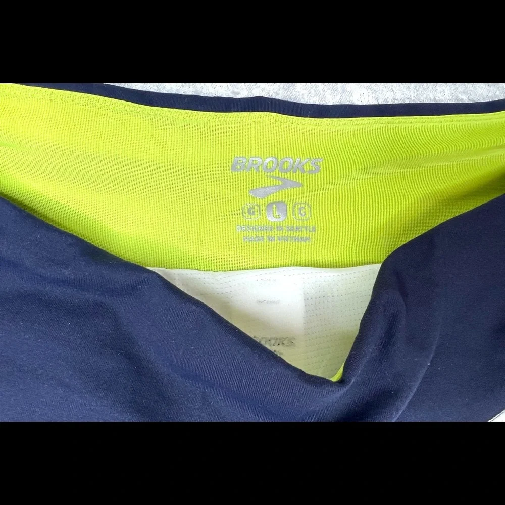 NWT Brooks Running Chaser 3” Shorts - White/Navy, Large